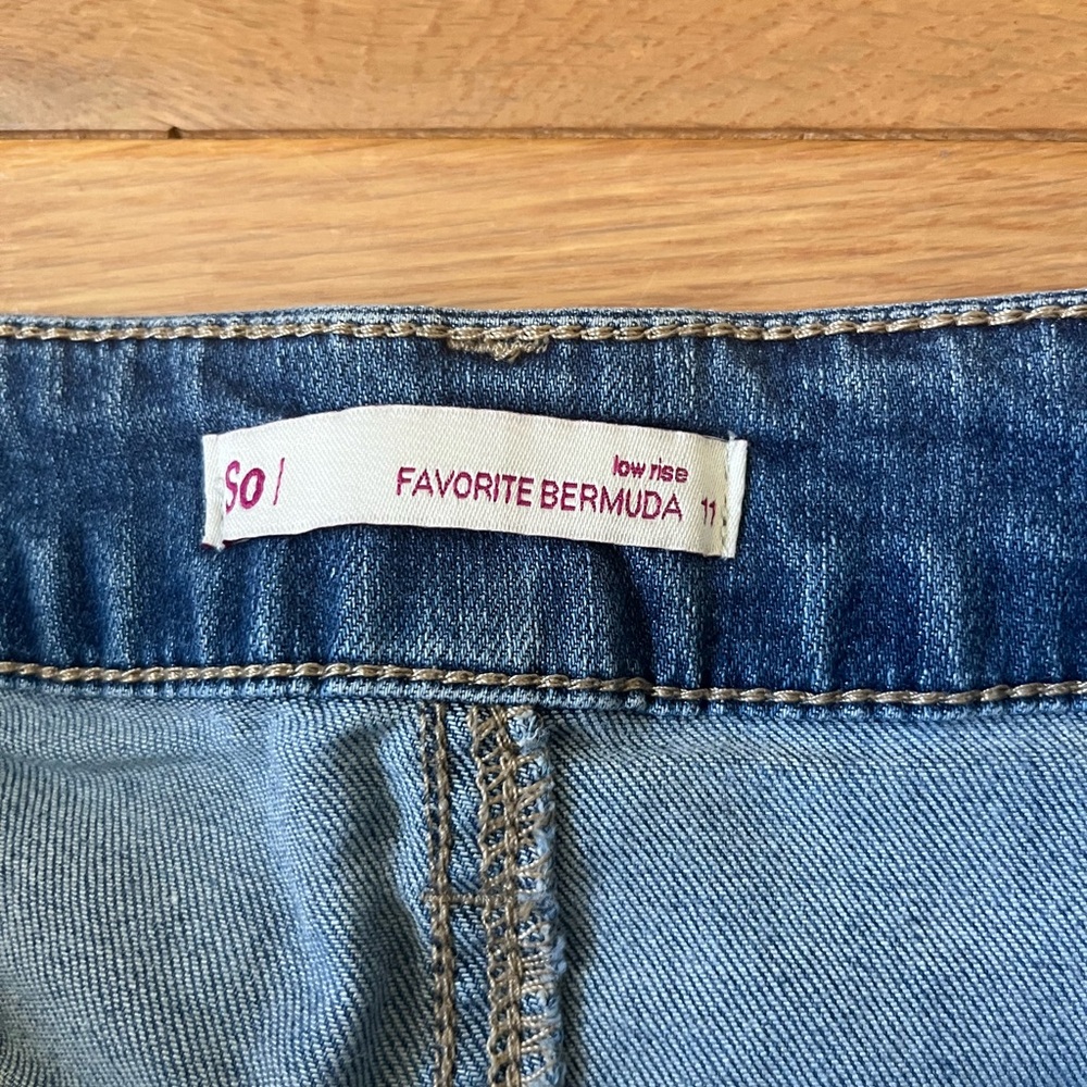 So Juniors Lowrise Bermuda Lightwash Jean Shorts Size 11 - Picture 4 of 10